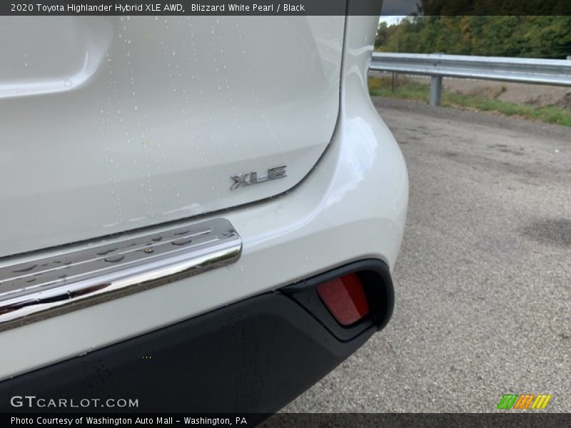 Blizzard White Pearl / Black 2020 Toyota Highlander Hybrid XLE AWD