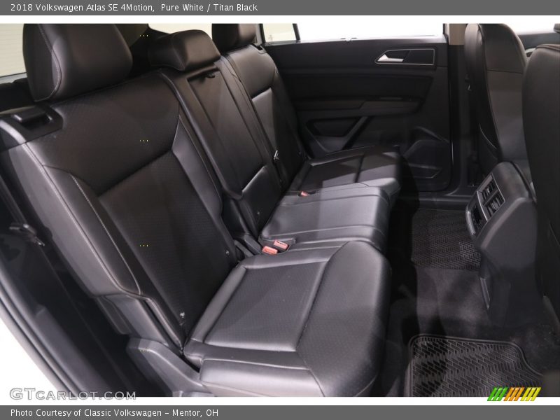 Pure White / Titan Black 2018 Volkswagen Atlas SE 4Motion