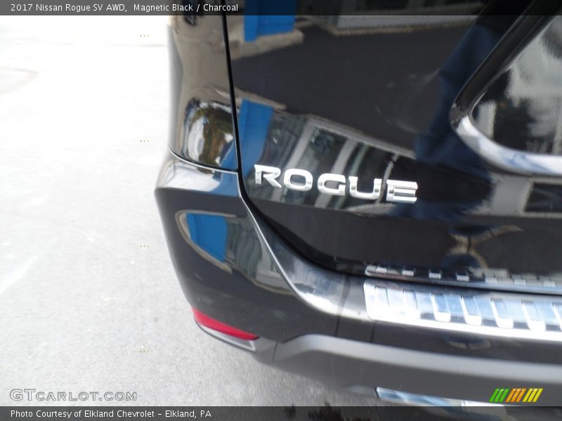 Magnetic Black / Charcoal 2017 Nissan Rogue SV AWD