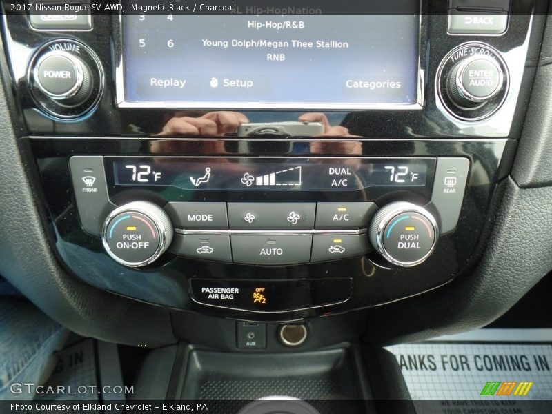 Magnetic Black / Charcoal 2017 Nissan Rogue SV AWD