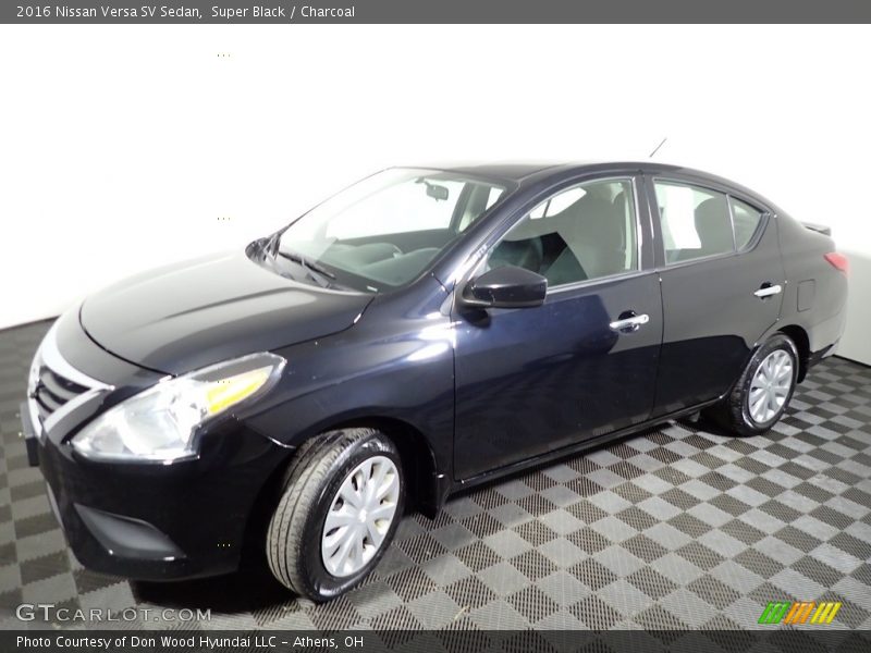 Super Black / Charcoal 2016 Nissan Versa SV Sedan