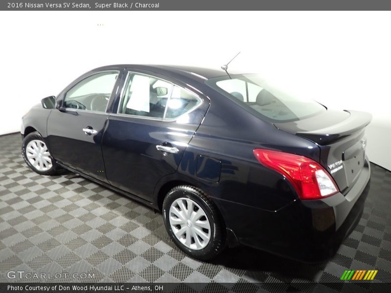 Super Black / Charcoal 2016 Nissan Versa SV Sedan