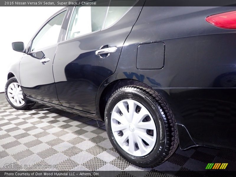 Super Black / Charcoal 2016 Nissan Versa SV Sedan