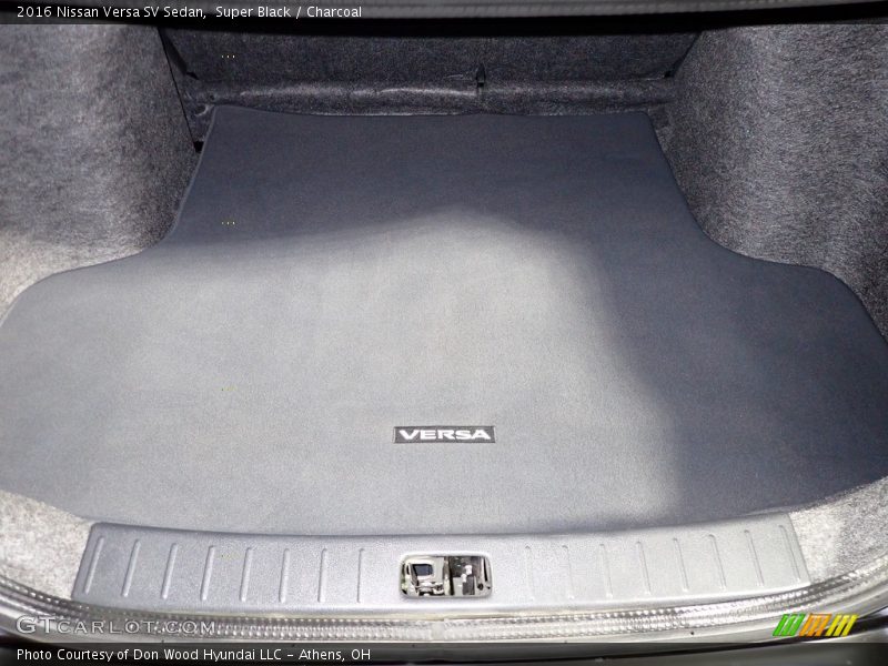 Super Black / Charcoal 2016 Nissan Versa SV Sedan