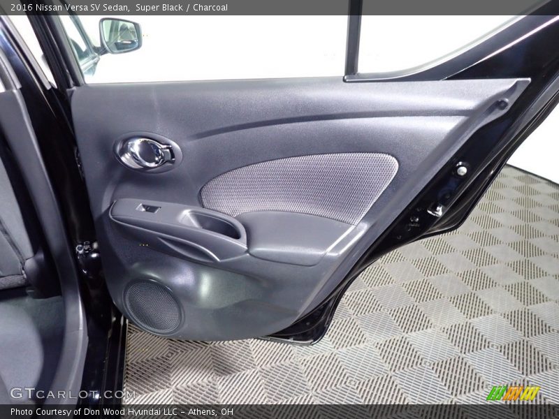 Super Black / Charcoal 2016 Nissan Versa SV Sedan