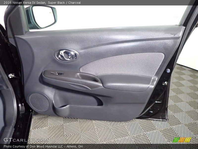 Super Black / Charcoal 2016 Nissan Versa SV Sedan