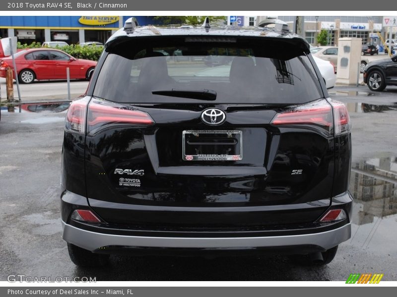 Black / Cinnamon 2018 Toyota RAV4 SE