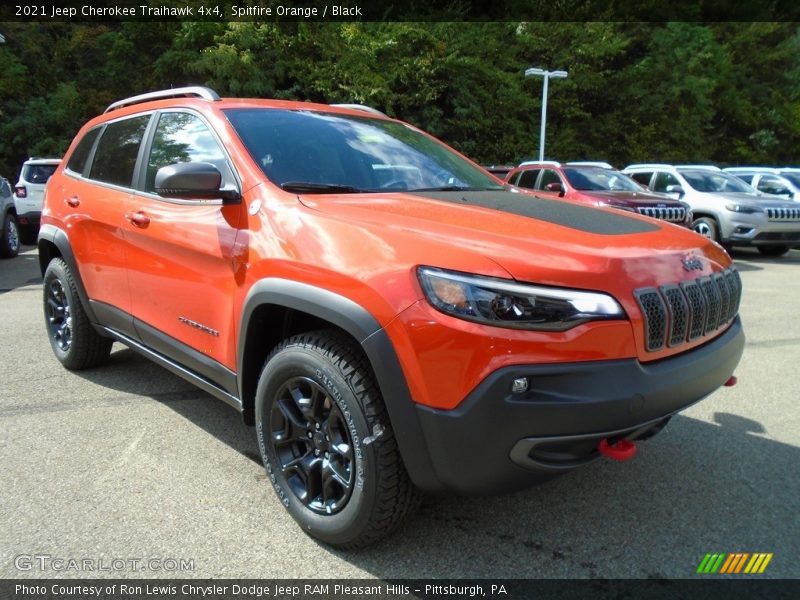 Front 3/4 View of 2021 Cherokee Traihawk 4x4