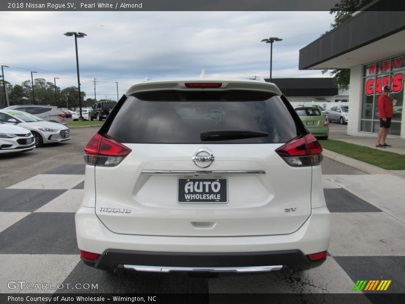 Pearl White / Almond 2018 Nissan Rogue SV