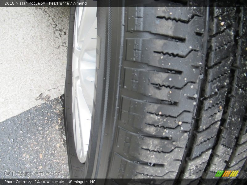 Pearl White / Almond 2018 Nissan Rogue SV