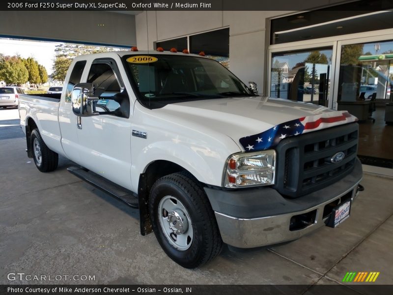Oxford White / Medium Flint 2006 Ford F250 Super Duty XL SuperCab