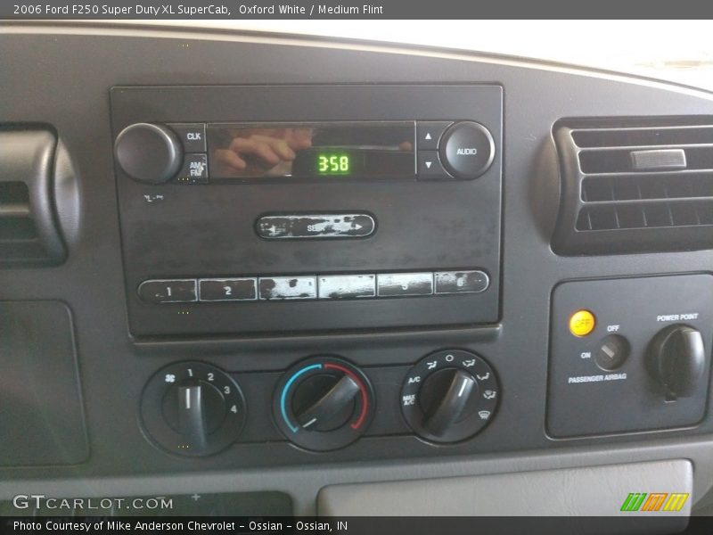 Oxford White / Medium Flint 2006 Ford F250 Super Duty XL SuperCab