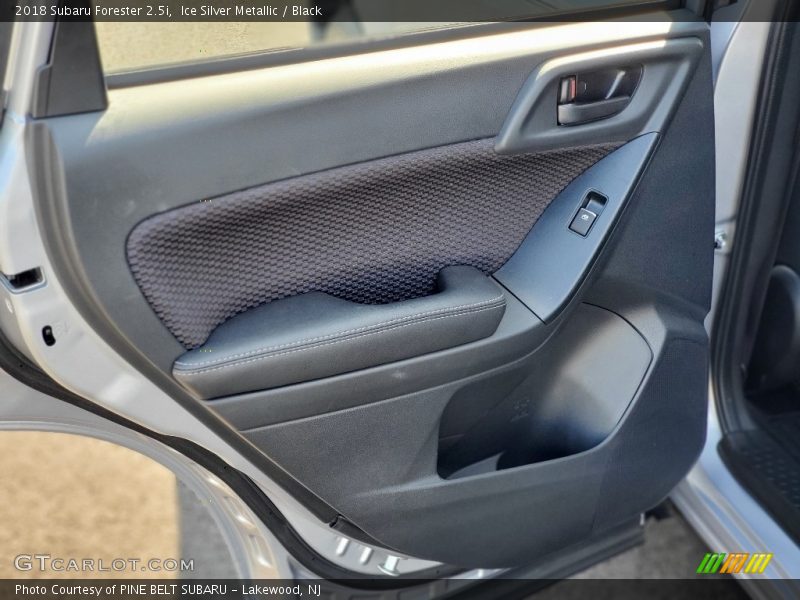 Ice Silver Metallic / Black 2018 Subaru Forester 2.5i