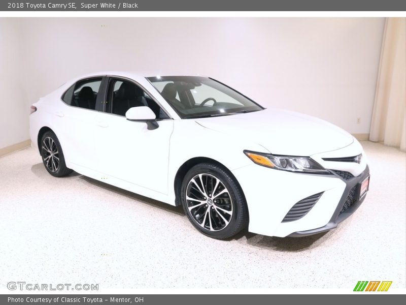 Super White / Black 2018 Toyota Camry SE