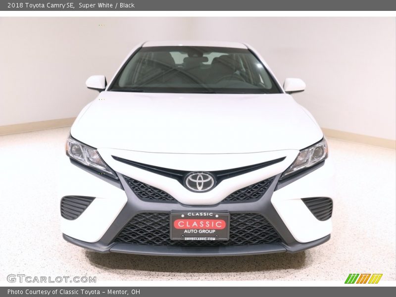 Super White / Black 2018 Toyota Camry SE
