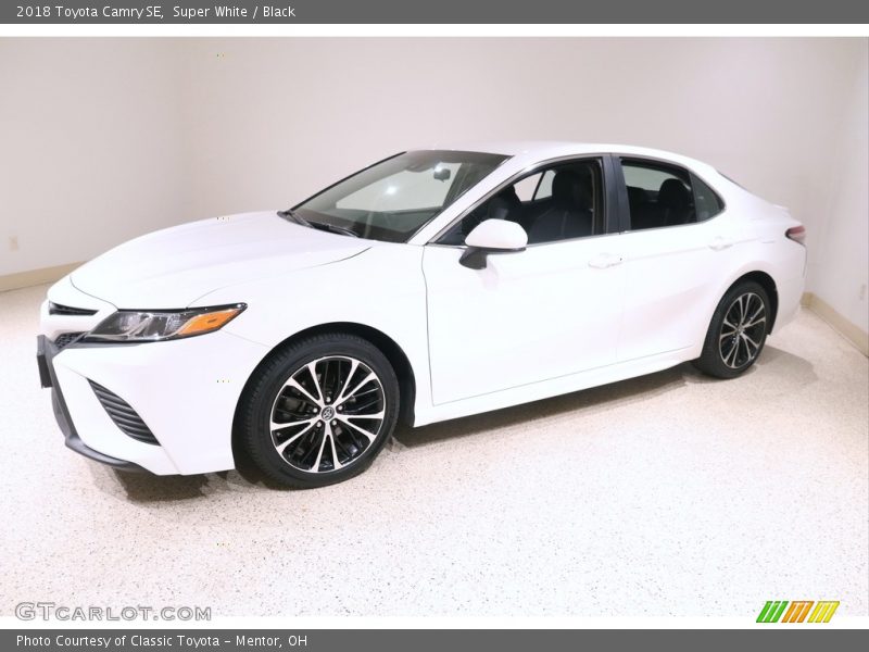 Super White / Black 2018 Toyota Camry SE
