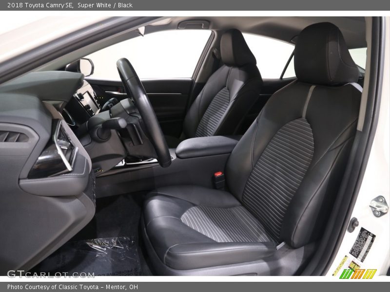 Super White / Black 2018 Toyota Camry SE