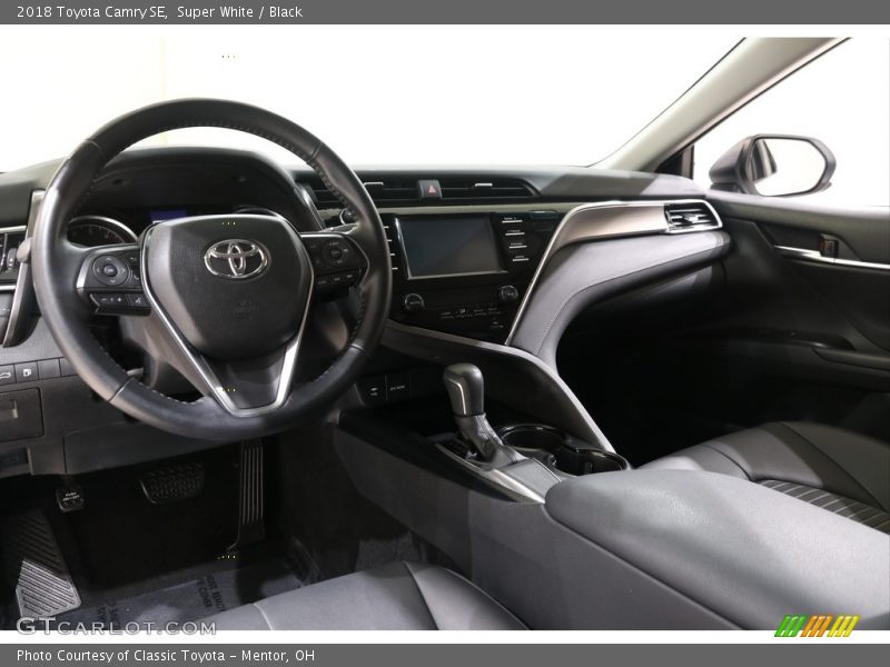 Super White / Black 2018 Toyota Camry SE
