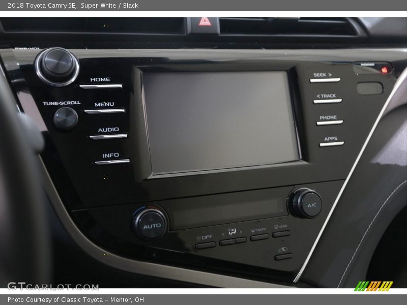 Super White / Black 2018 Toyota Camry SE