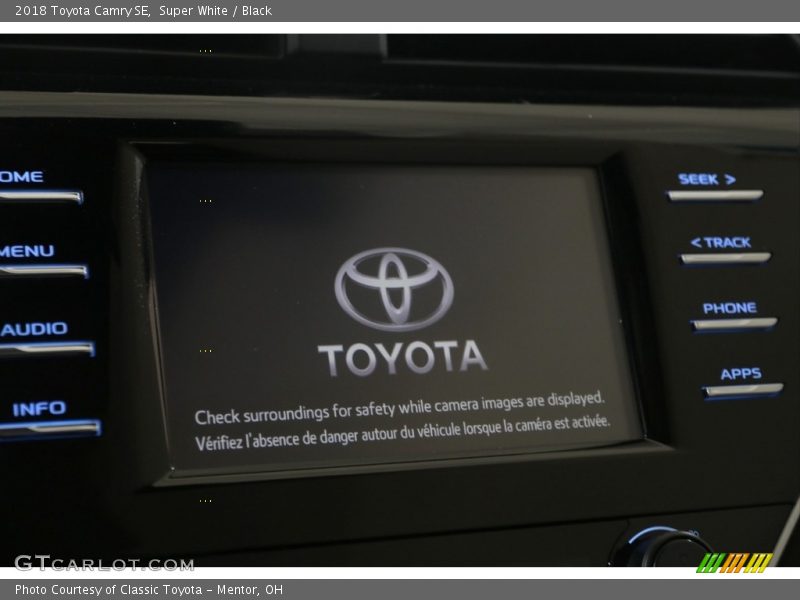 Super White / Black 2018 Toyota Camry SE