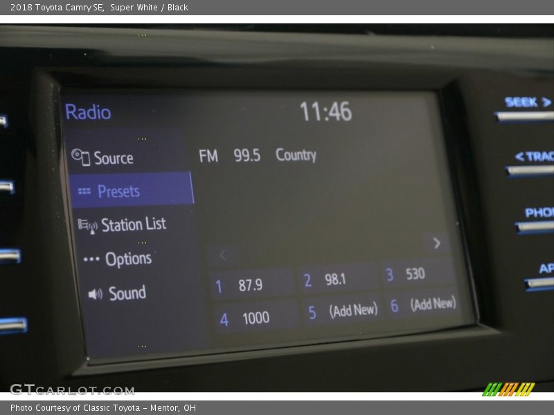 Super White / Black 2018 Toyota Camry SE