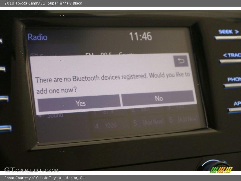 Super White / Black 2018 Toyota Camry SE