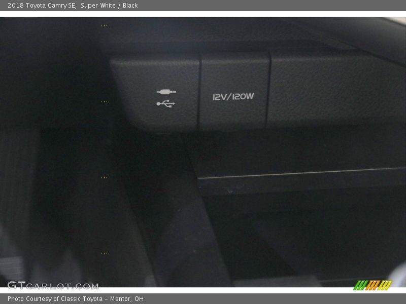 Super White / Black 2018 Toyota Camry SE