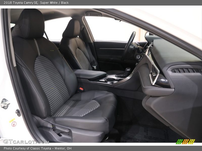 Super White / Black 2018 Toyota Camry SE