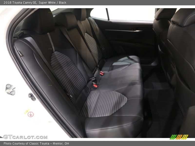 Super White / Black 2018 Toyota Camry SE