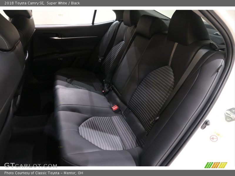 Super White / Black 2018 Toyota Camry SE