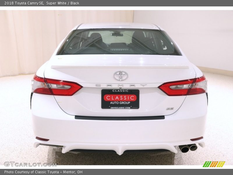 Super White / Black 2018 Toyota Camry SE