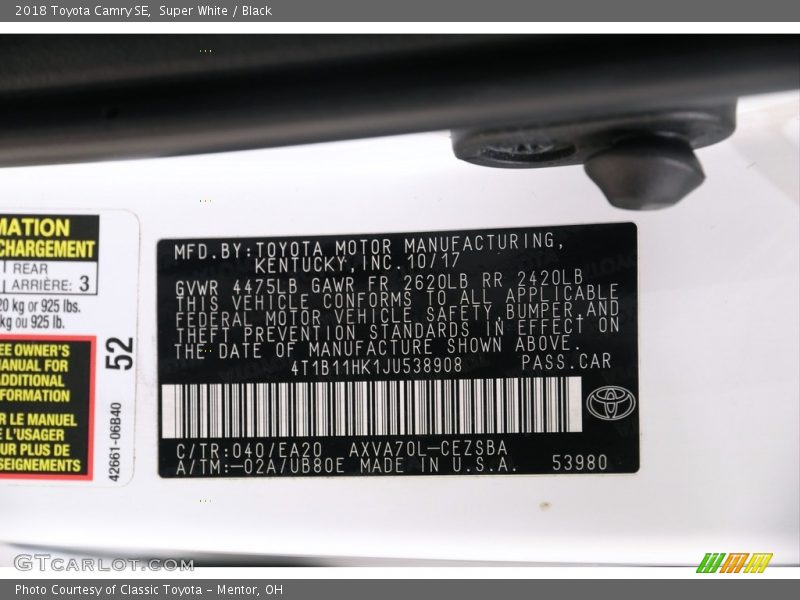 Super White / Black 2018 Toyota Camry SE