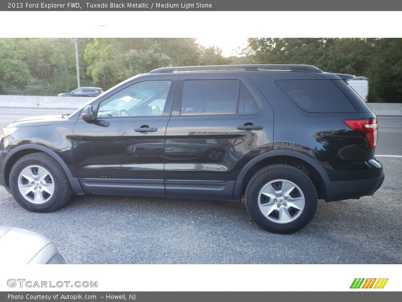 Tuxedo Black Metallic / Medium Light Stone 2013 Ford Explorer FWD