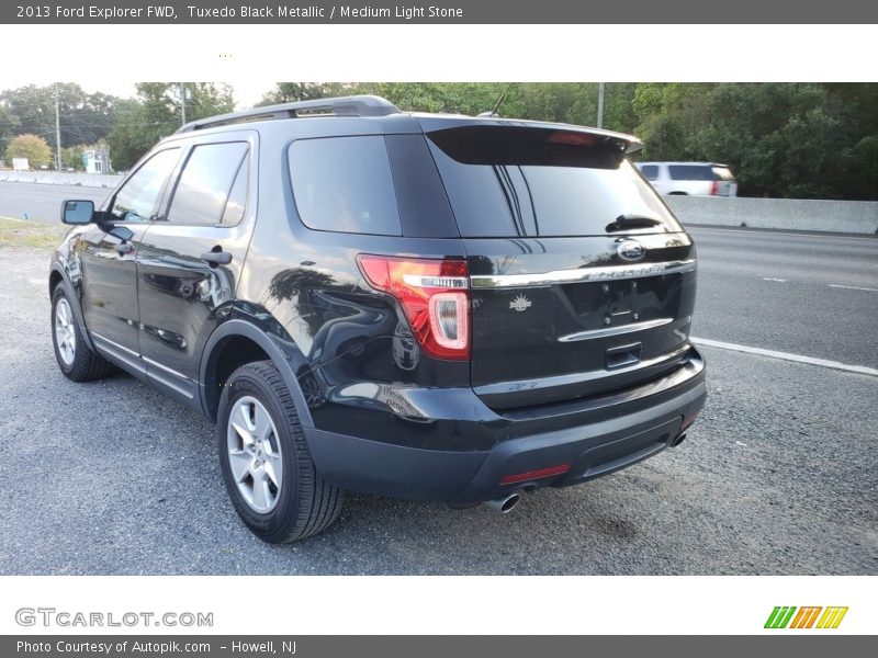 Tuxedo Black Metallic / Medium Light Stone 2013 Ford Explorer FWD