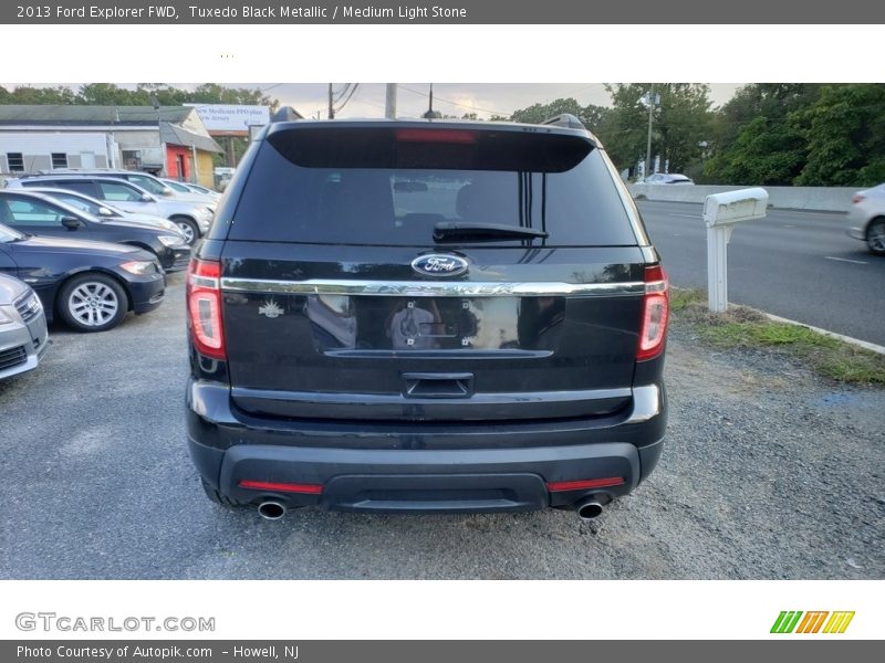 Tuxedo Black Metallic / Medium Light Stone 2013 Ford Explorer FWD