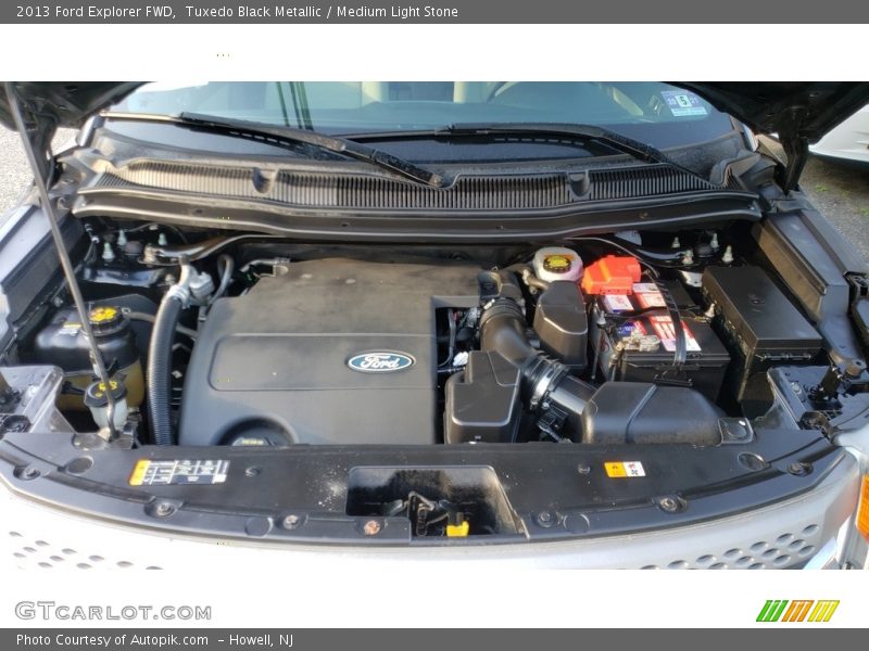 Tuxedo Black Metallic / Medium Light Stone 2013 Ford Explorer FWD
