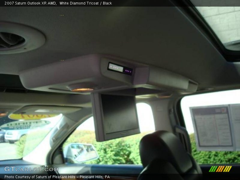 White Diamond Tricoat / Black 2007 Saturn Outlook XR AWD