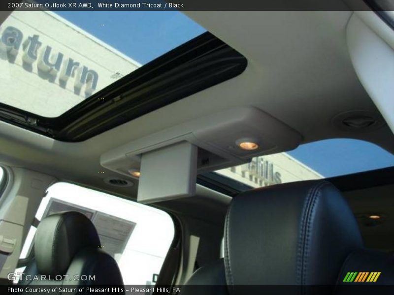 White Diamond Tricoat / Black 2007 Saturn Outlook XR AWD