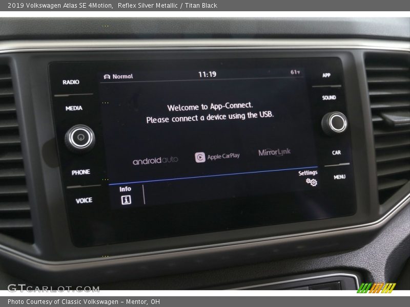 Reflex Silver Metallic / Titan Black 2019 Volkswagen Atlas SE 4Motion