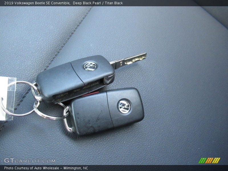 Deep Black Pearl / Titan Black 2019 Volkswagen Beetle SE Convertible