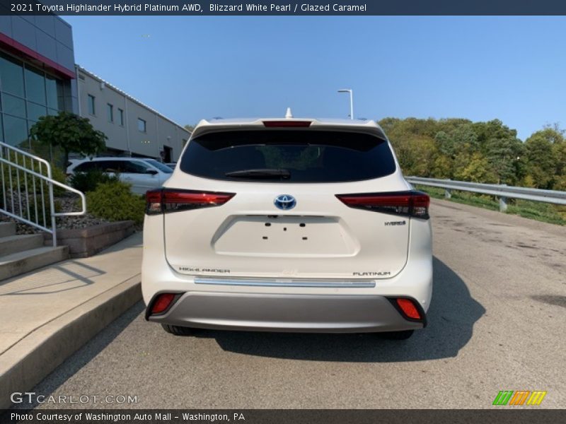 Blizzard White Pearl / Glazed Caramel 2021 Toyota Highlander Hybrid Platinum AWD