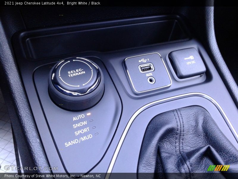 Bright White / Black 2021 Jeep Cherokee Latitude 4x4