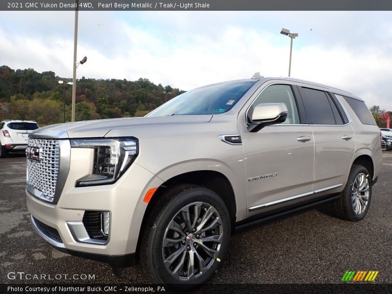 Front 3/4 View of 2021 Yukon Denali 4WD
