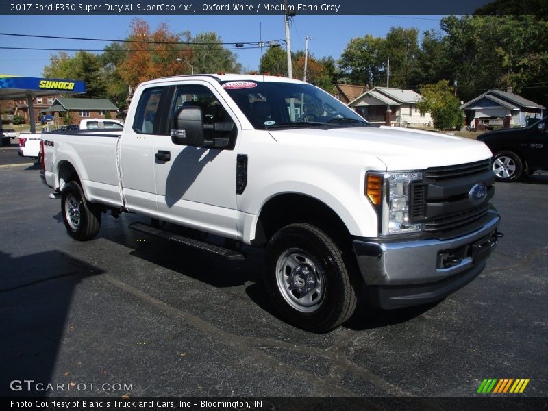 Front 3/4 View of 2017 F350 Super Duty XL SuperCab 4x4