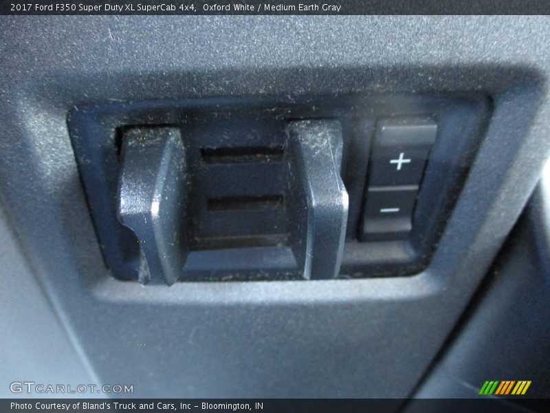 Oxford White / Medium Earth Gray 2017 Ford F350 Super Duty XL SuperCab 4x4