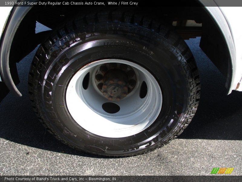 White / Flint Grey 1993 Ford F Super Duty Regular Cab Chassis Auto Crane