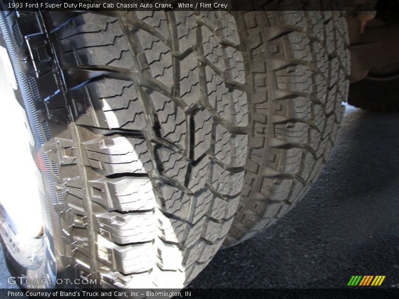 White / Flint Grey 1993 Ford F Super Duty Regular Cab Chassis Auto Crane
