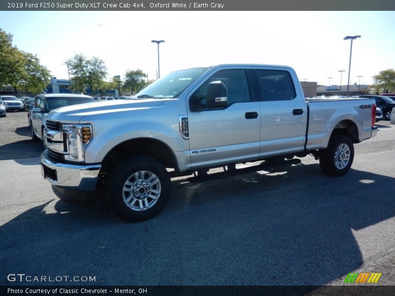 Oxford White / Earth Gray 2019 Ford F250 Super Duty XLT Crew Cab 4x4