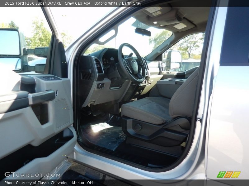 Oxford White / Earth Gray 2019 Ford F250 Super Duty XLT Crew Cab 4x4