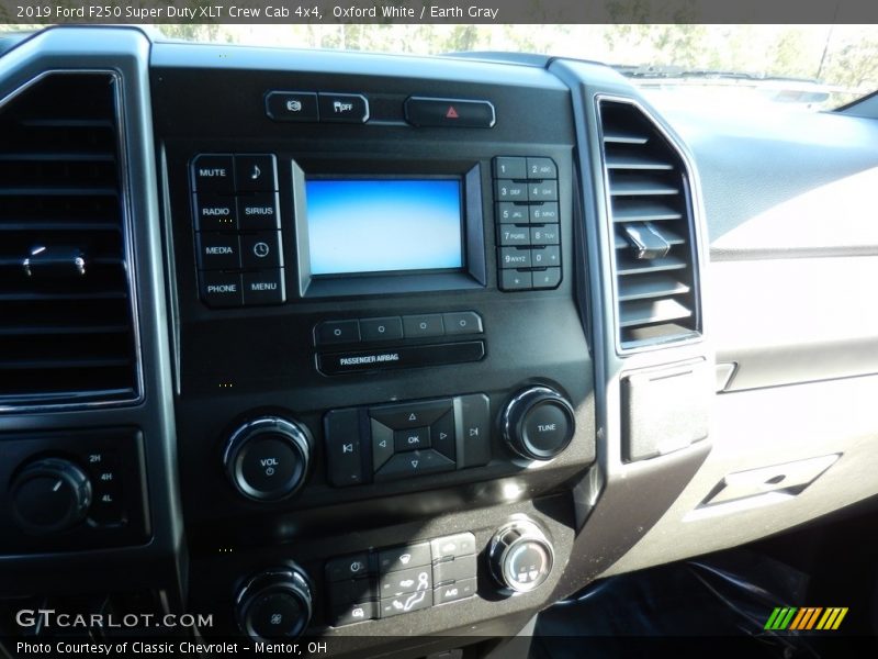 Oxford White / Earth Gray 2019 Ford F250 Super Duty XLT Crew Cab 4x4
